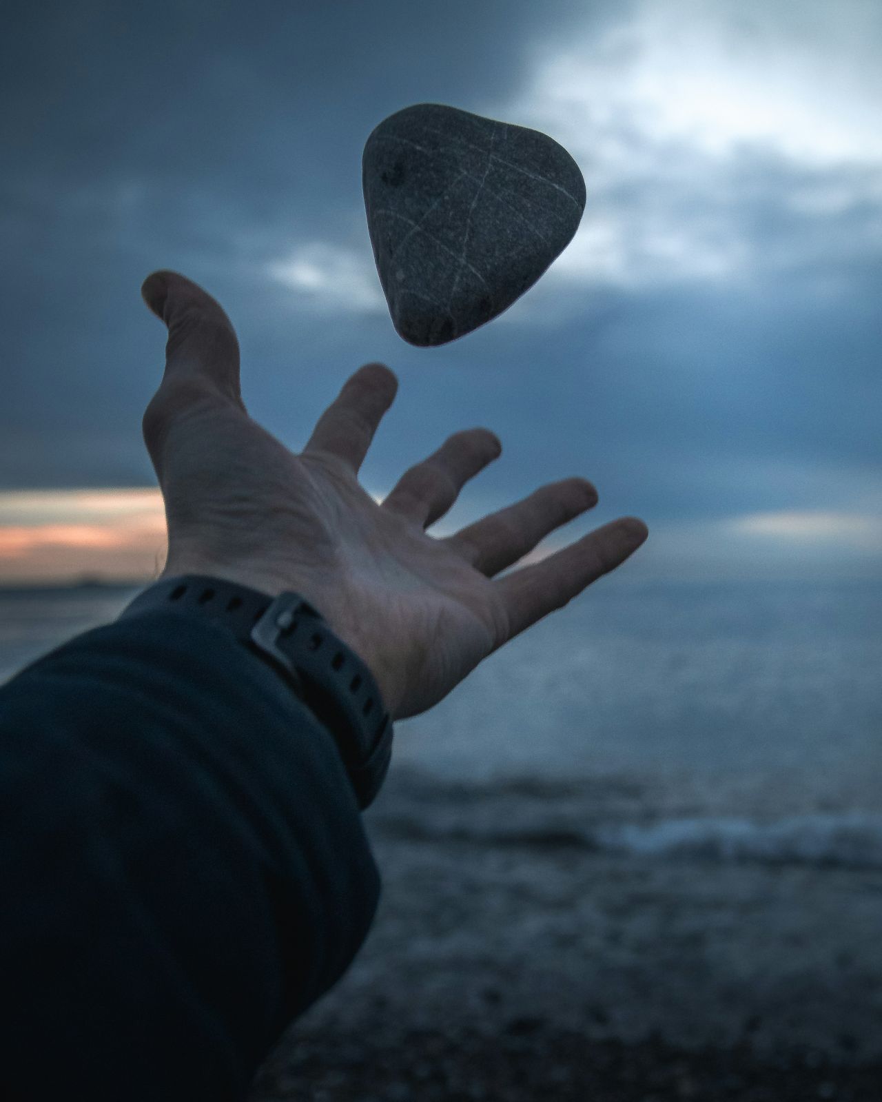 une pierre qui vole au dessus d'une main